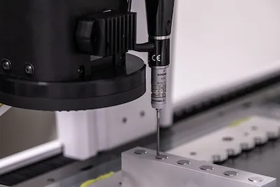 El sistema Micro-Vu permite integrar mediciones por visión y sonda táctil en los modelos Vertex y Excel. Las mediciones con sonda táctil incluyen vectorización automática de aproximación e iteración de soluciones. El kit de sonda táctil incluye un bastidor multi-puerto diseñado para un montaje cinemático a la máquina. El software InSpec proporciona una interfaz intuitiva para el ensamblaje de la sonda, calibraciones automatizadas y acoplamiento de la sonda.
